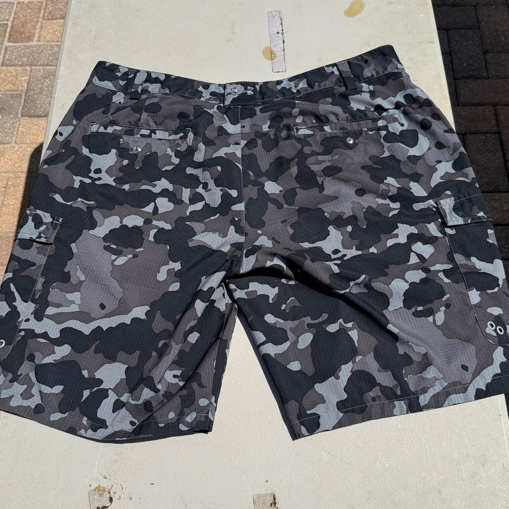 Under Armour Men's Black & Gray Camouflage Cargo Shorts size 36 - Picture 5 of 6